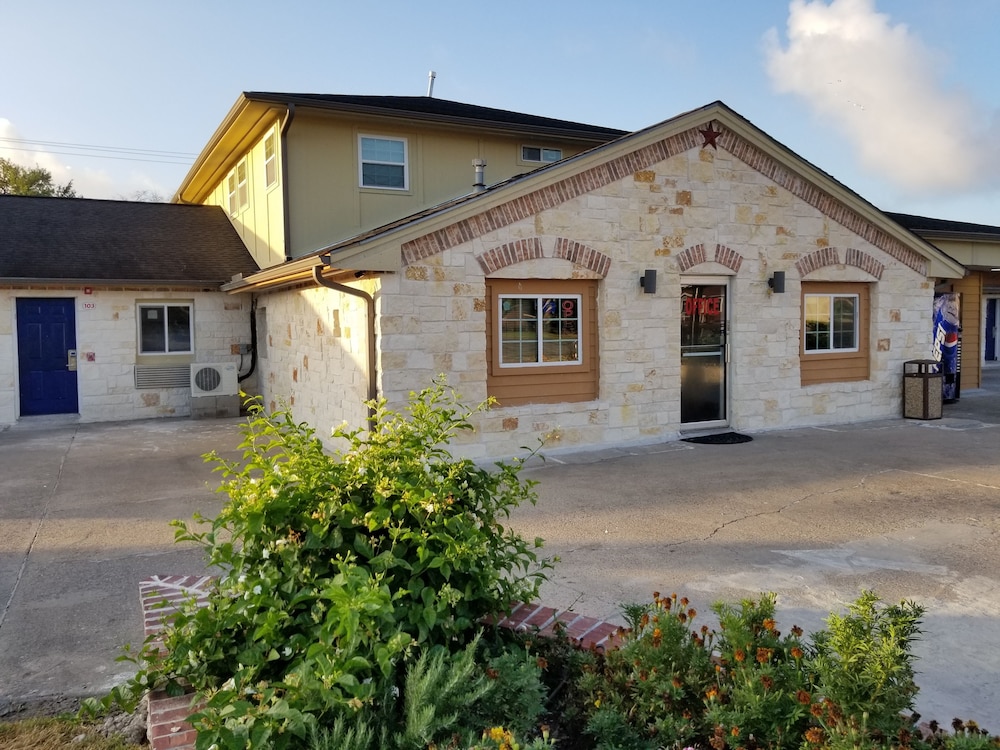 Houston Vacations - Lone Star Inn by FairBridge - Property Image 1