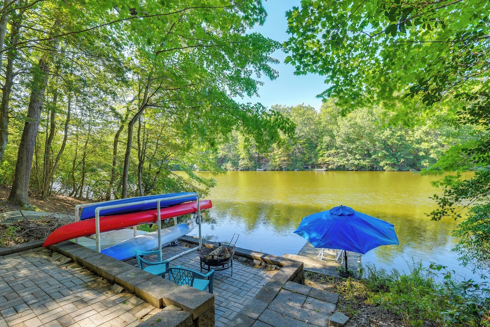 Lakefront Log Cabin Retreat w/ Hot tub + Kayaks!