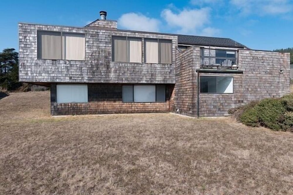 Holmes 3 Br home by RedAwning