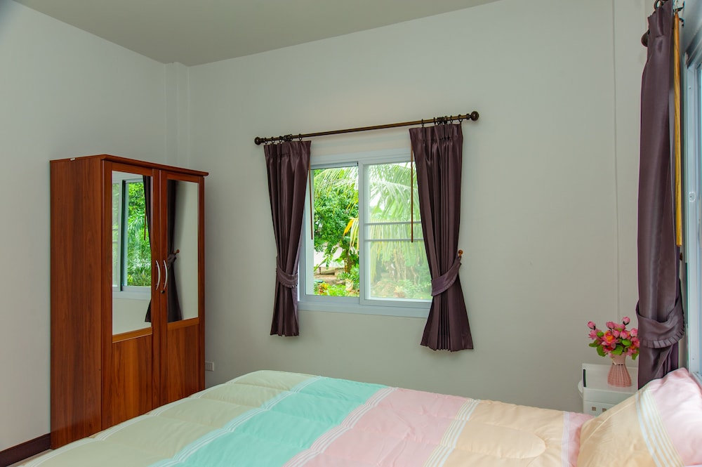 Cozy cottage with kitchen of Maenam 4 view 4