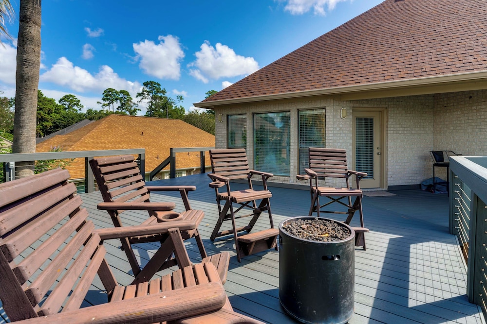 Waterfront Lake Conroe Home w/ Pool Access!