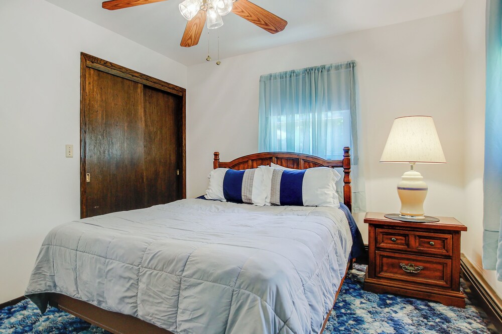 Waterfront Berry Lake Getaway w/ Sunroom! view 4