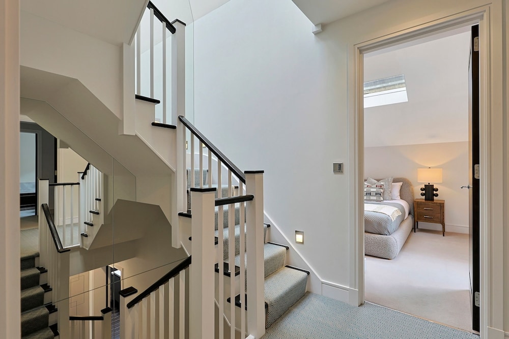 Luxe Home With Cinema Room - South Kensington