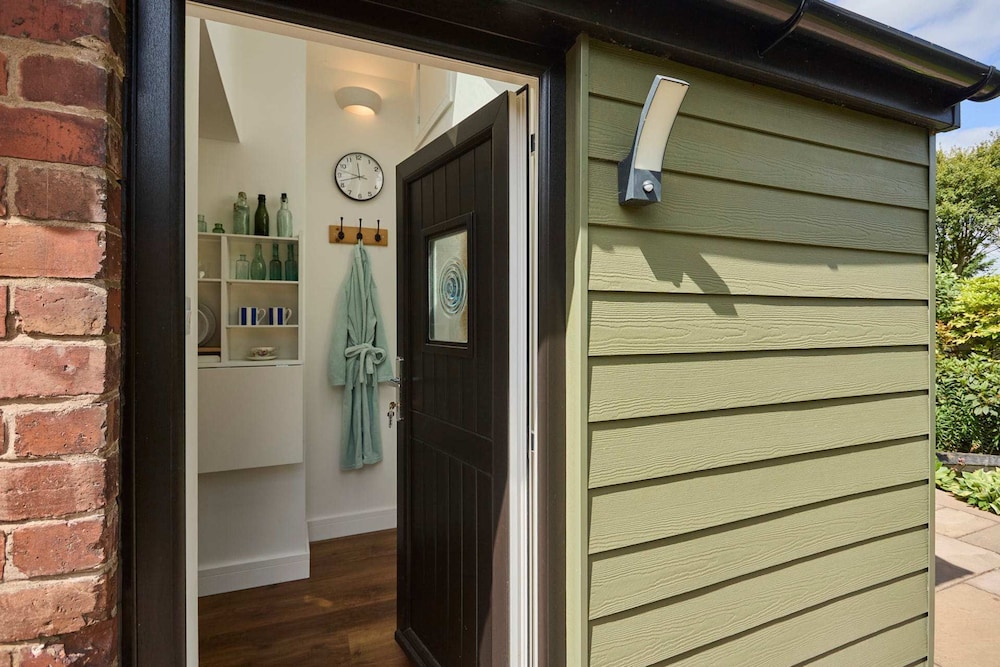 Host Stay Garden Studio