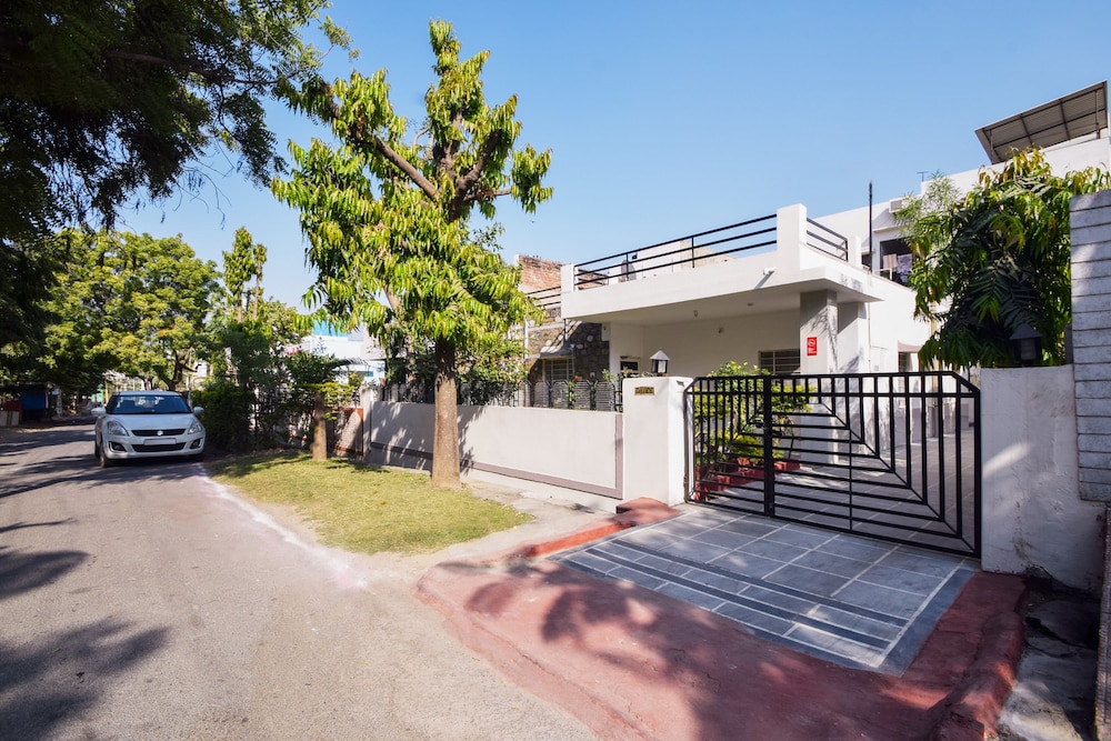 OYO 11874 Home Cozy Stay Goverdhan Villas