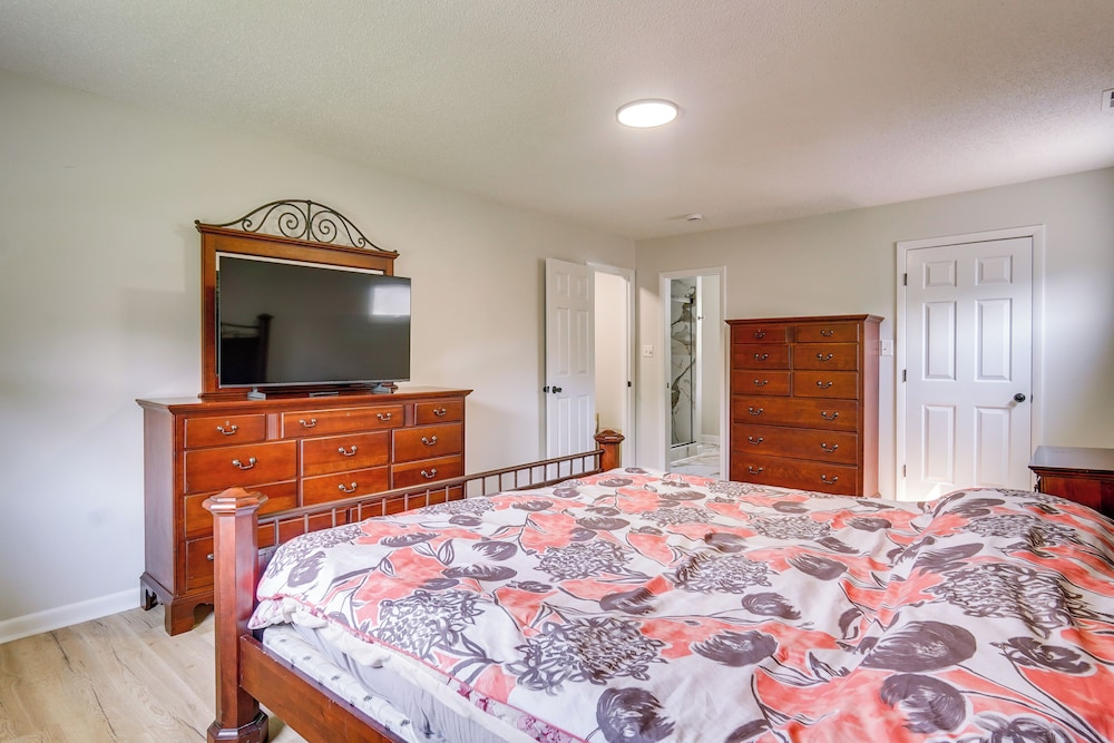 Pool & Game Room: Family Retreat in Fayetteville