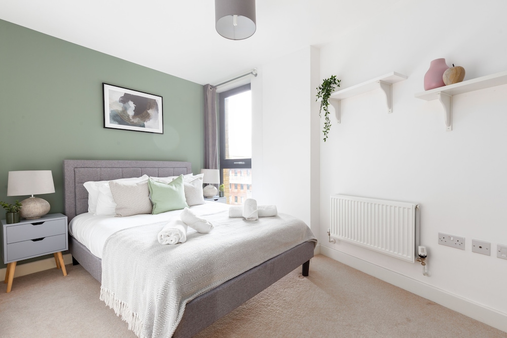 Idyllic 2 Bed Flat with Balcony in Canada Water