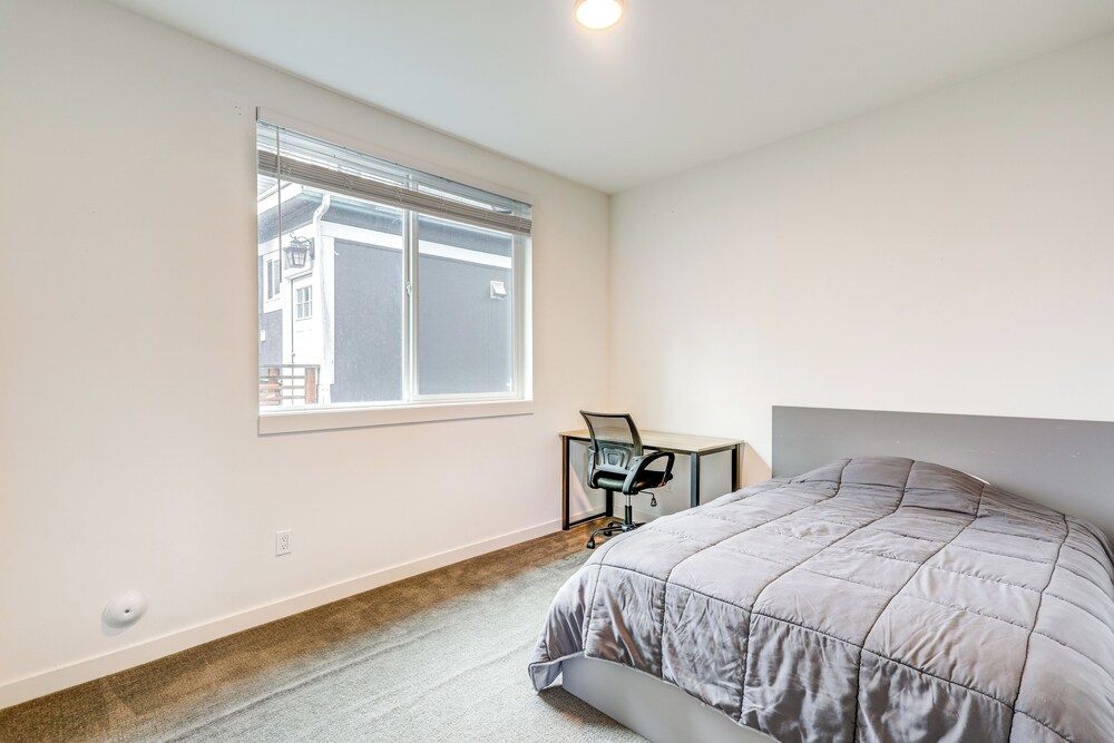 Walk to UW: Townhome w/ Rooftop Patio!