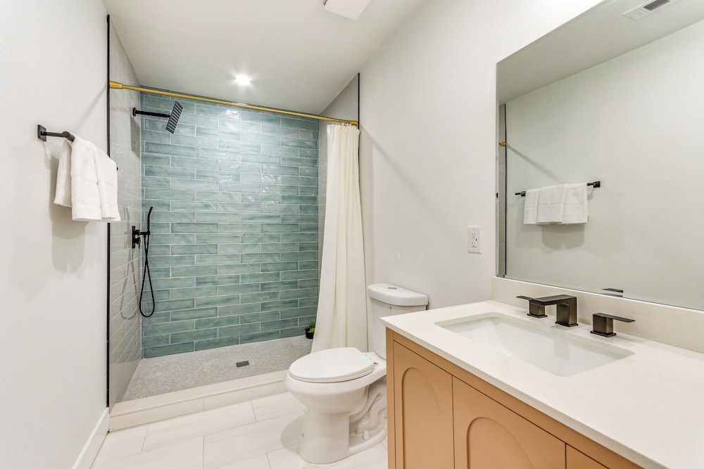 3 Mi to Dtwn Entertainment: Pensacola Family Home!
