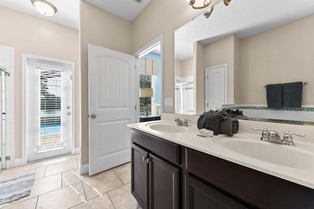 Spacious 5-Bedroom Resort Pool Home with Lake View 5 Villa