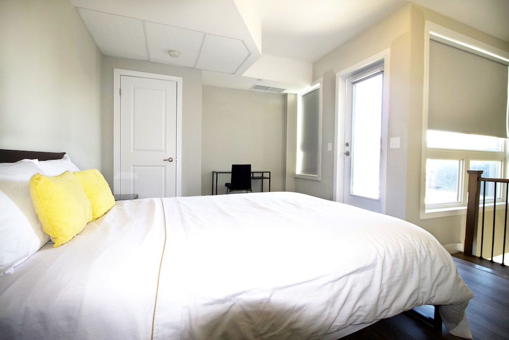 Living Suites Toronto - Queens Park - Image 3