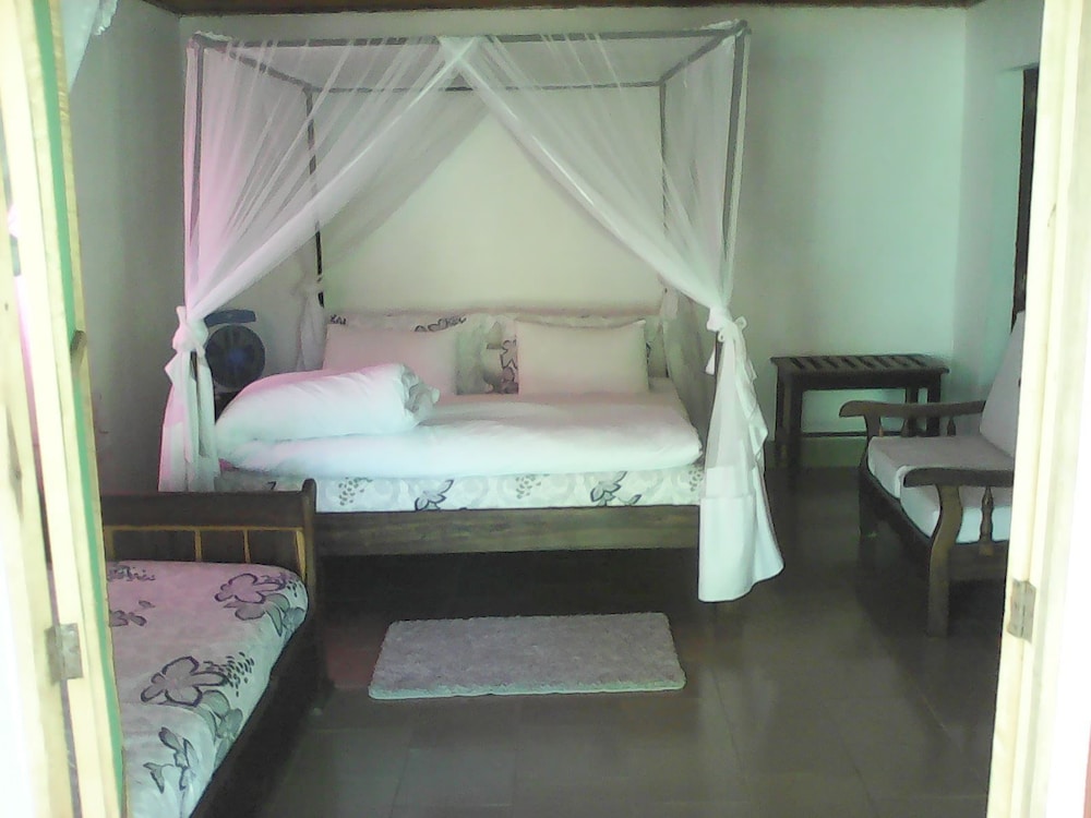 Auberge Chez Laurette Morombe view 3