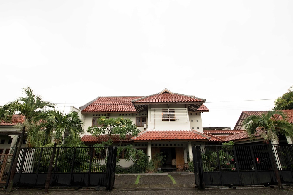 RedDoorz near Juanda Airport T1