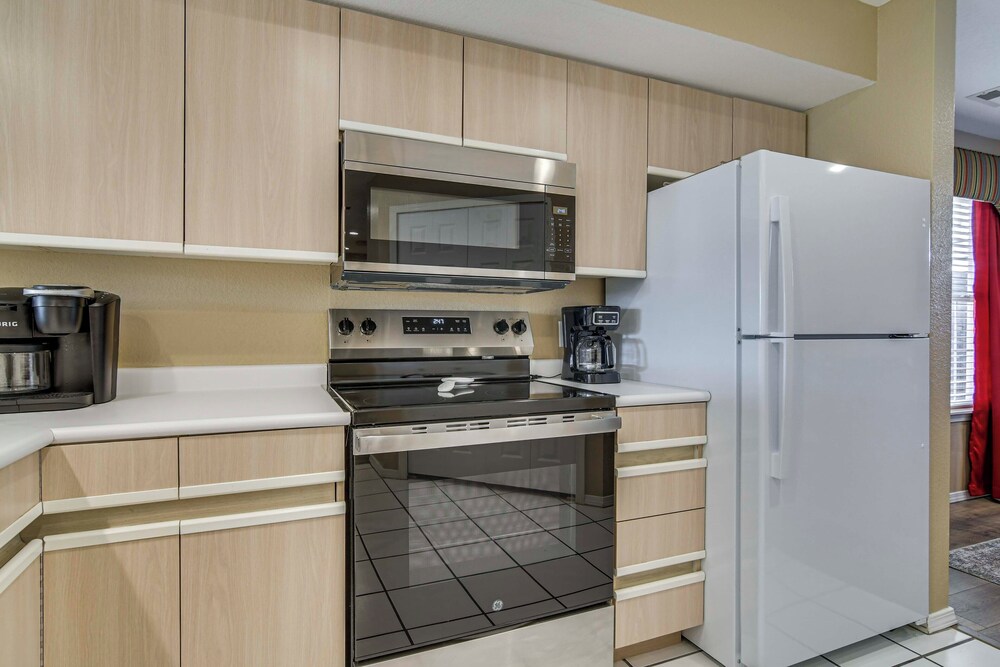 On Thousand Hills Golf Course: Condo w/ Sunroom