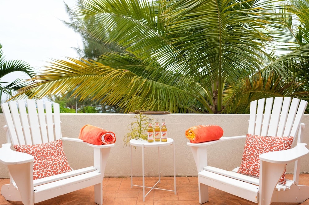 Dreamin Villa - 3 B R Beachfront w Staff