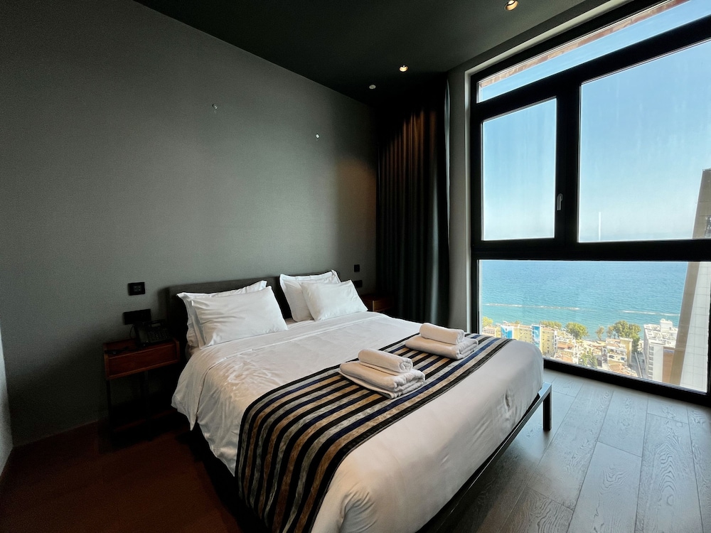 128 LIM - 2006 Stay Only Tower Suite