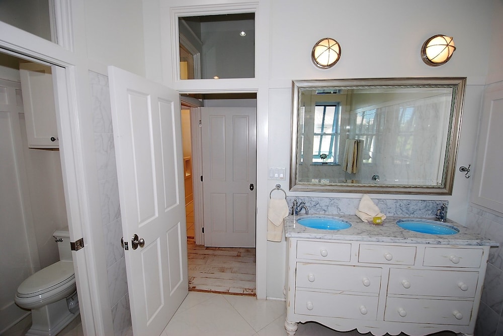 Bella Casa - Private House With Hot Tub 4 Bedroom Home by RedAwning