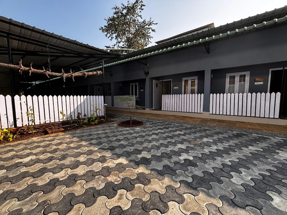 The Gulmohar Inn