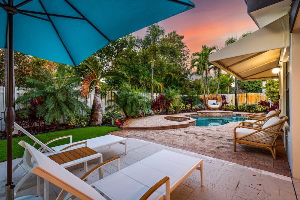 Tropical Getaway Heated Pool Patio Retreat