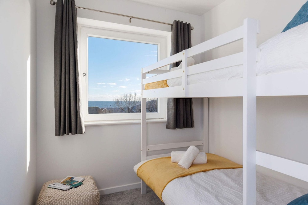 Beautifully Refurbished 4-bed Beachside Retreat