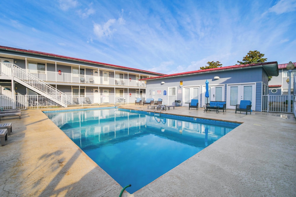 Walk to Ocean & Restaurants: Biloxi Getaway!