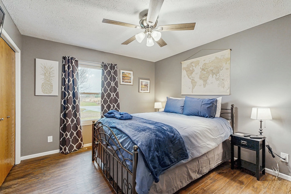 Charming 3BR Home w/ Lake Access & Pool Table