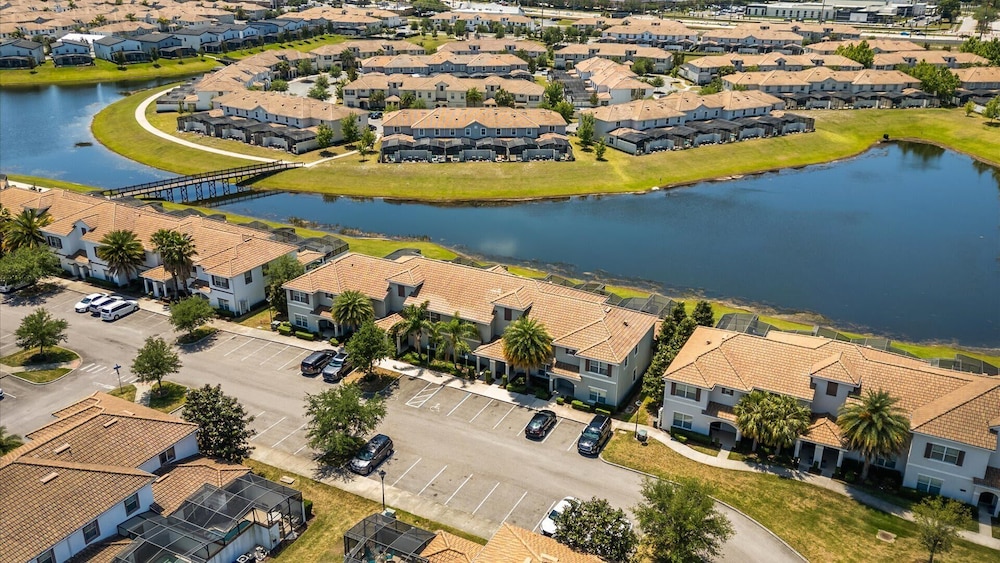 Upstay: Family-friendly 4BR Townhouse w Pool & BBQ