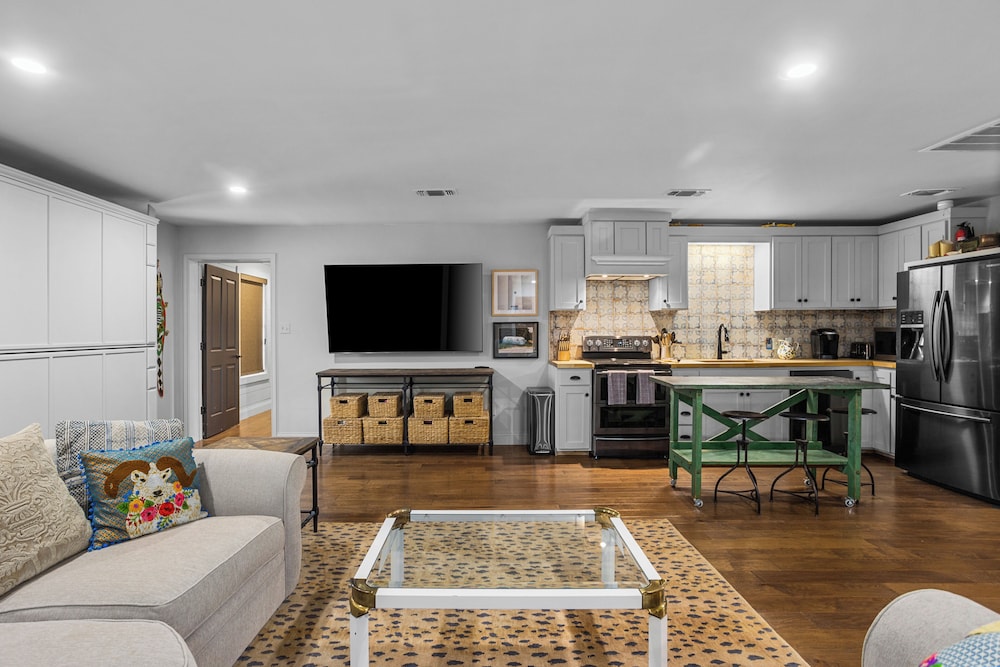 5BR Luxury Home w/ Pool & Wrap-around Porch