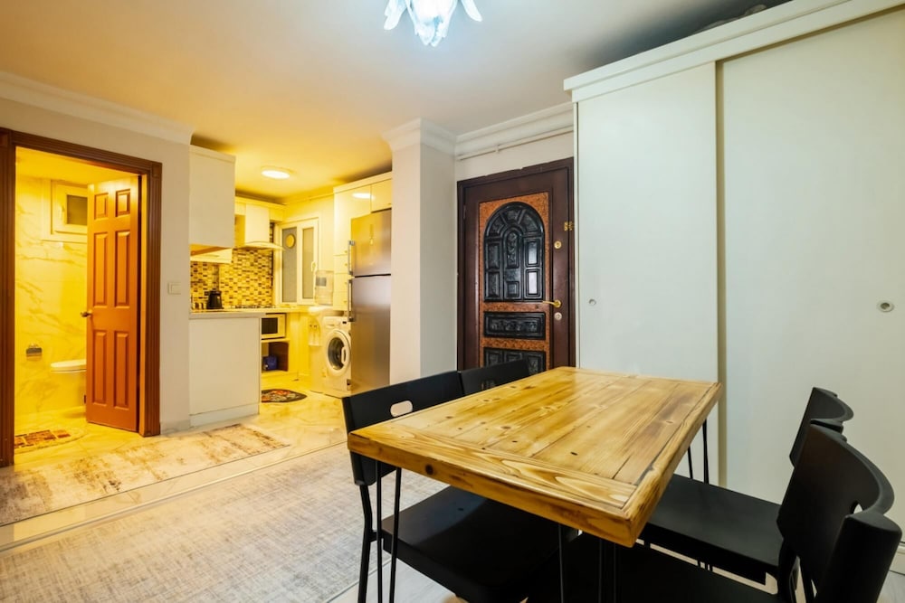 Eclectic Apartment Near Popular Attractions in Beyoglu