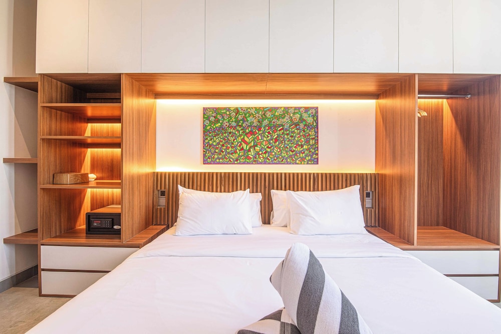 Opulent 5BR Modern Villa 400m From the Ocean