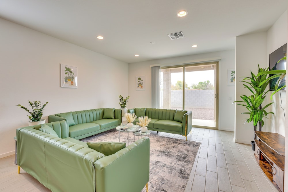 10 Mi to Spring Training: Phoenix Area Home