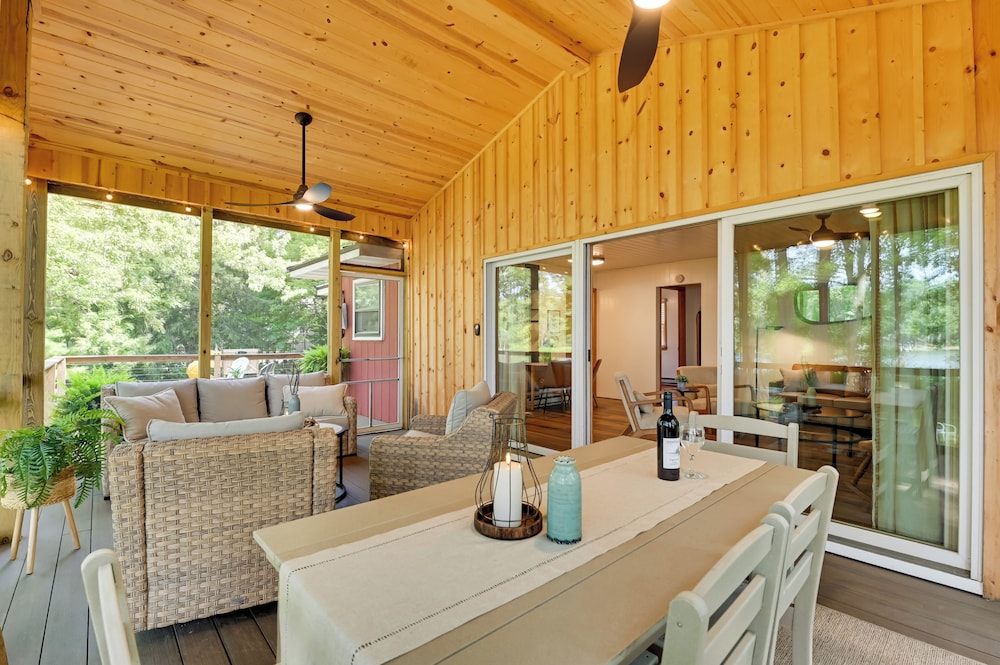 Waterfront Deck! Chic Lower Scott Lake Cottage