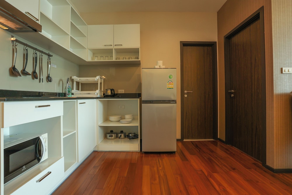 Chic Condo Just 100m from the Shore c130