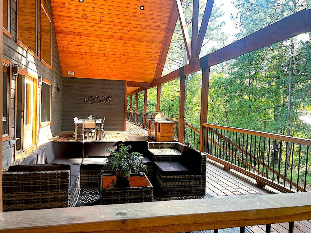 Whispering Winds Luxury Cabin in Hochatown