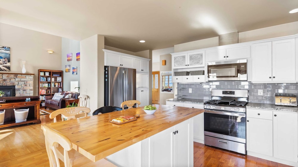 Seacliff Haven Waterfront Luxury, Stunning Views, Hot Tub & Game Room
