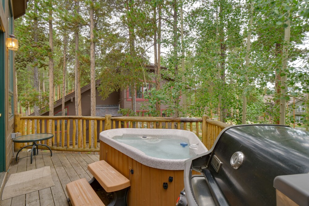 Hot Tub & Ski Shuttle: Rustic Breckenridge Retreat view 2