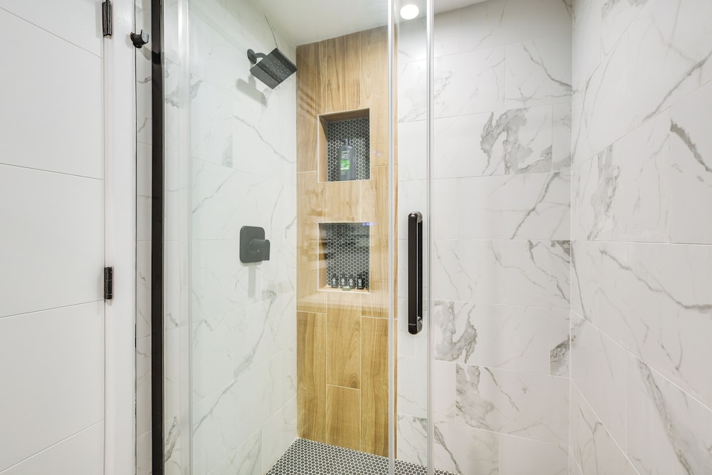Stylish Chicago Retreat: Walk to Loyola University