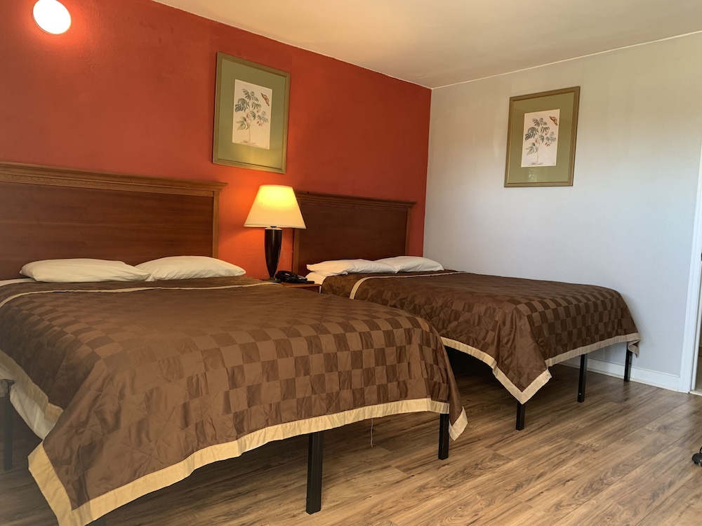 Scottish Inn and Suites