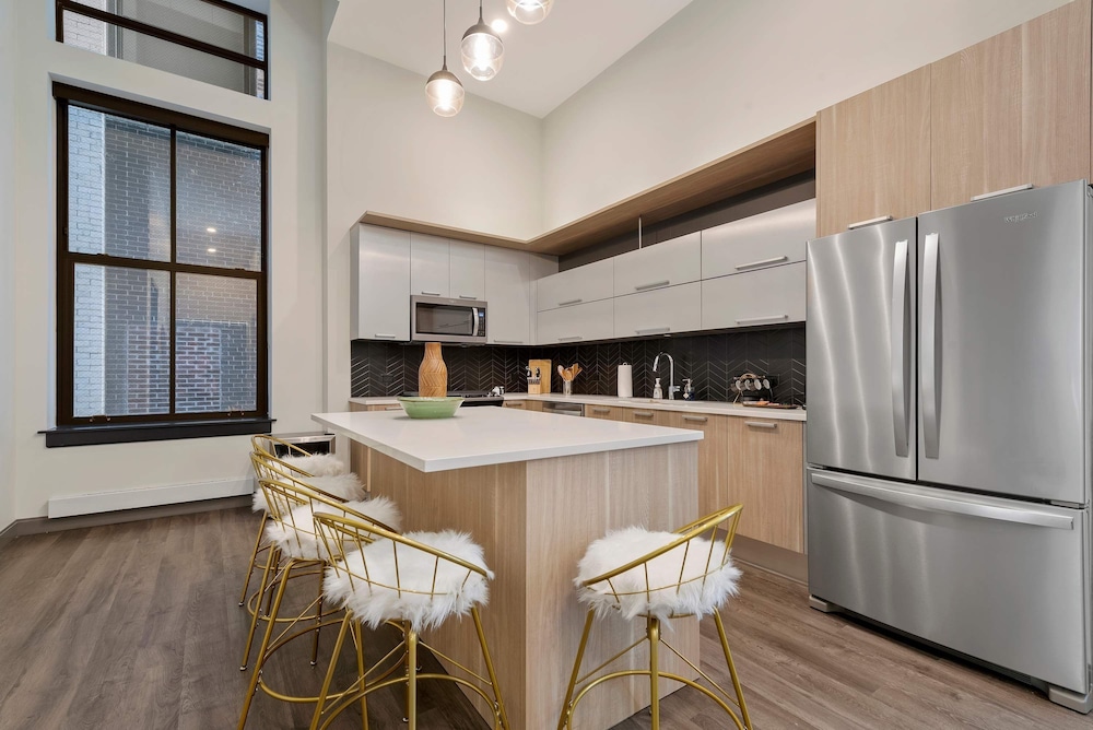 Downtown Charm 2BR Comfort Great Amenities