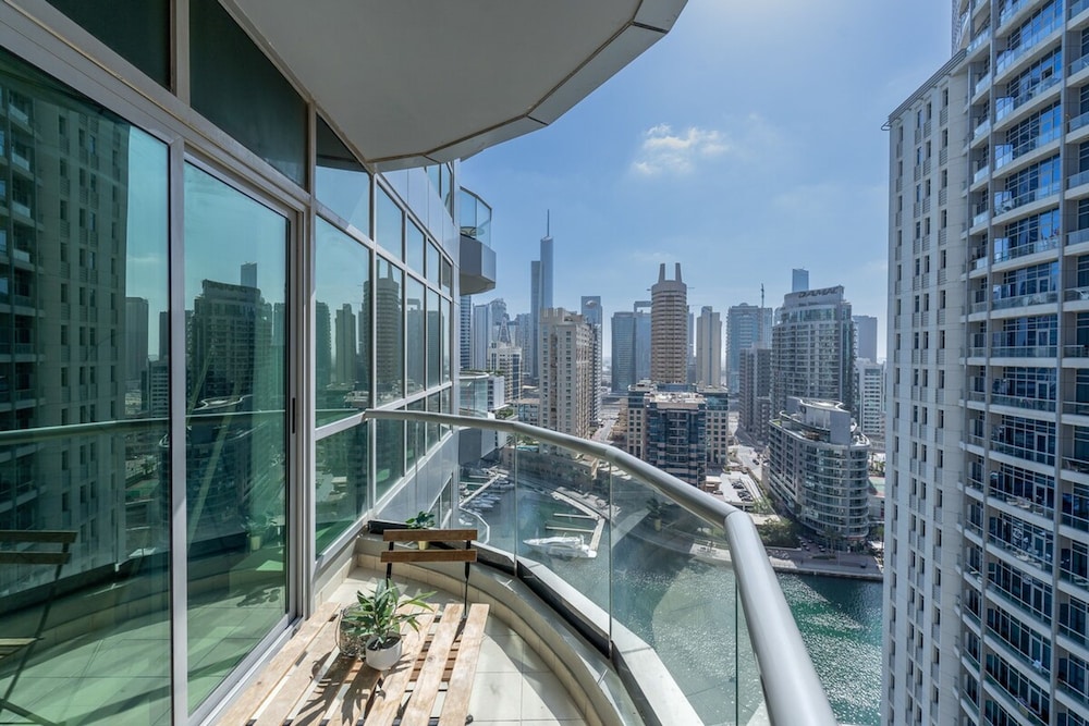 Refined 1BR Retreat in The Point Tower - Marina