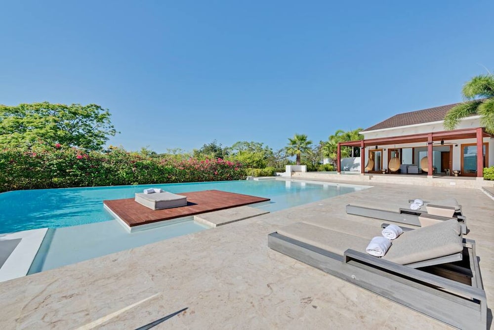 Modern Oasis Stunning Views of Golf Course River