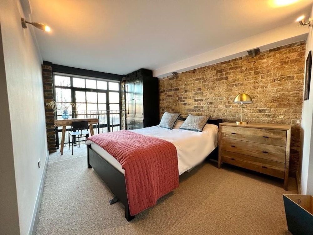 Stunning 2-bed Converted Warehouse - Sleeps 4 photo 4