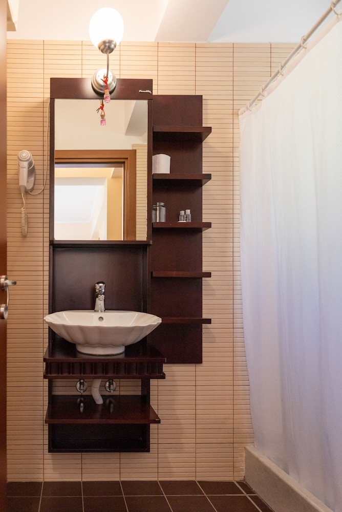 Argo Studios en Chios — bathroom