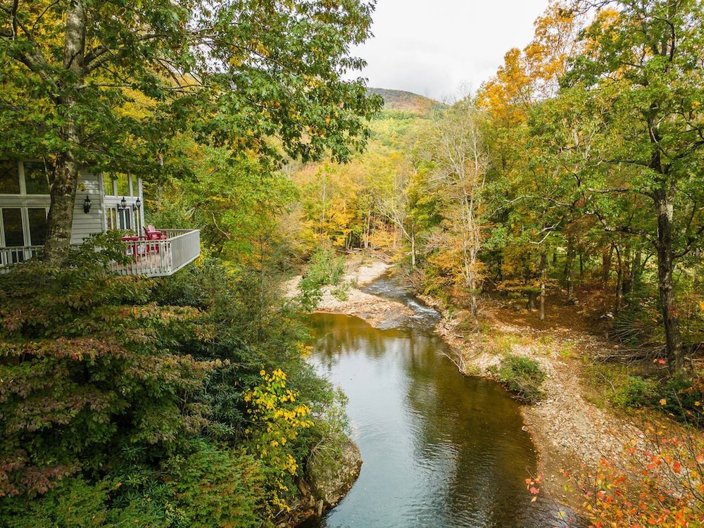 Riverfront Sanctuary Your Mountain Getaway