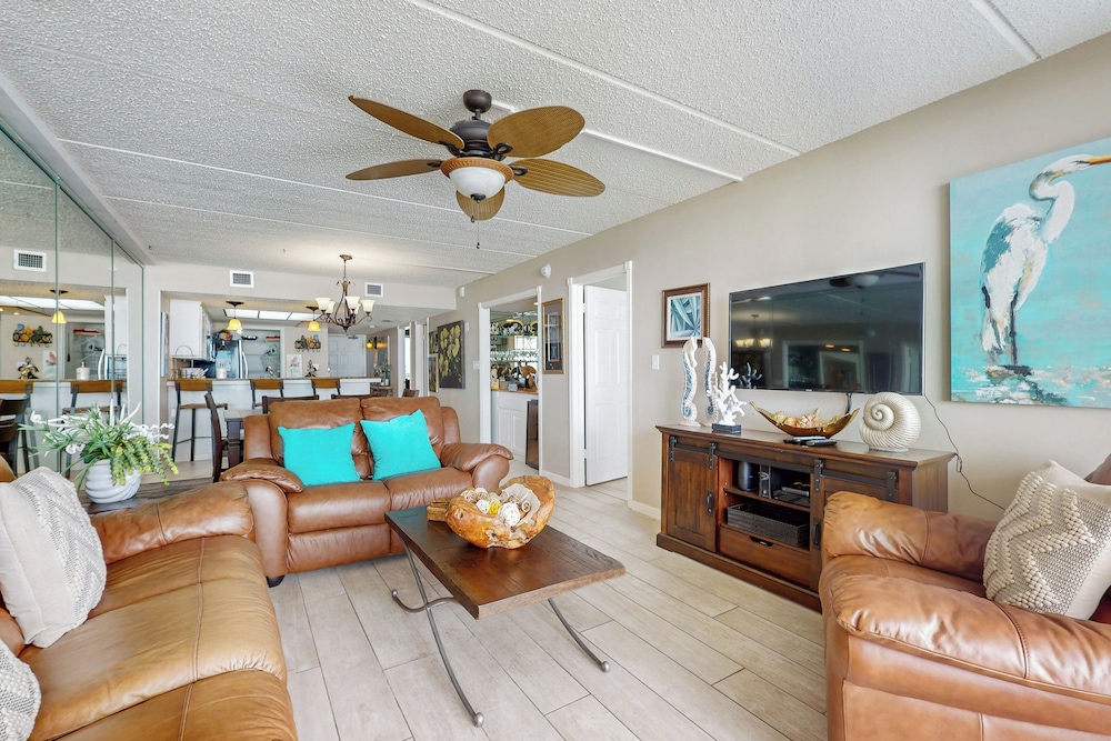 Resort 2BR Condo w/ Gulf-front Balcony & Hot Tub