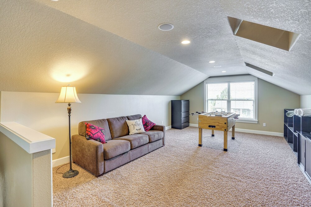 Redmond Golf Getaway - Near Smith Rock State Park!