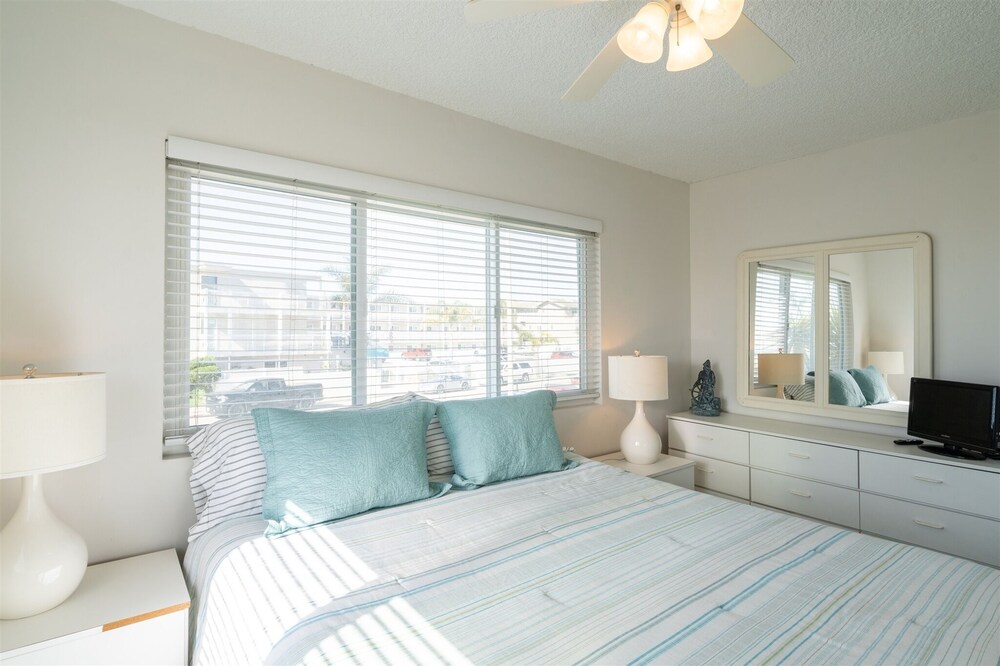 Beautiful 2 Bed Beach Condo #201 2 Bedroom Condo by Sunset Shores Condominiums