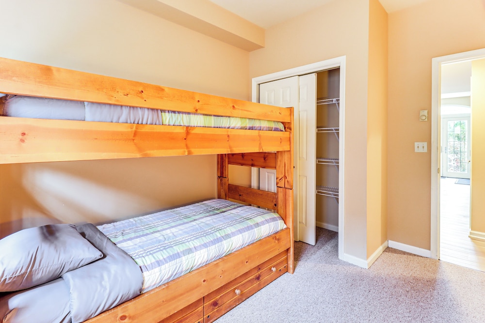 Boulder Lake Access: Townhome w/ Deck!