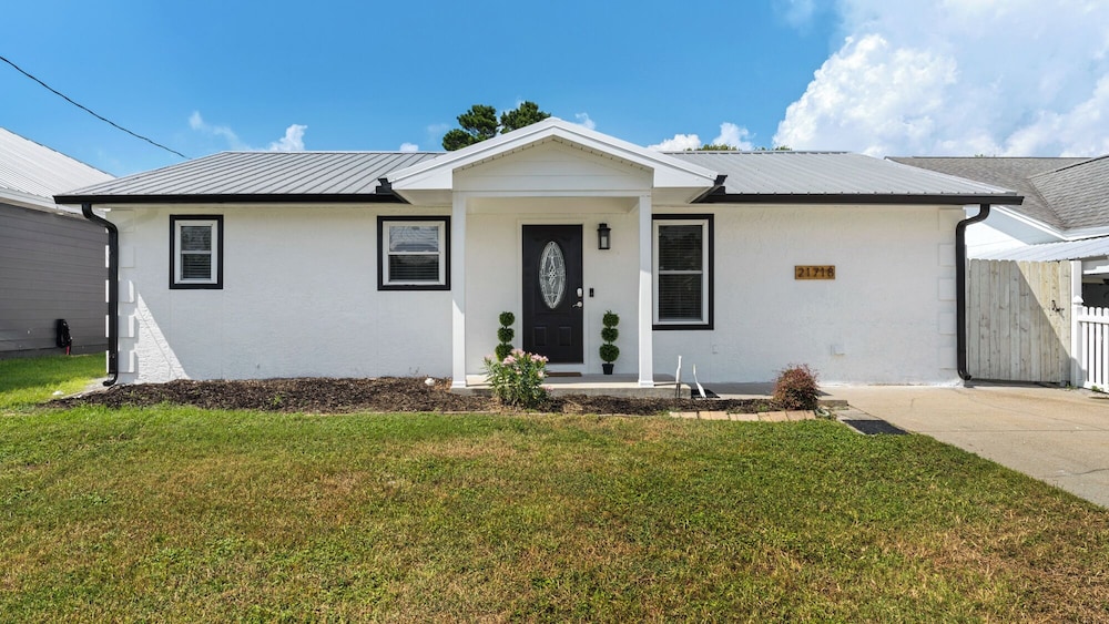 Spacious Comforts ~ 4br/4ba ~ Perfect for Family - Private Home in Pcb! view 3