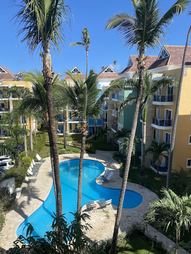 2 Minutes Walk to Beach Huge 3 bdrm Condo with Pool